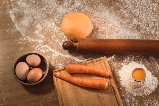 Massa de ovo para macarrão com ingredientes na mesa cozinha italiana tradicional