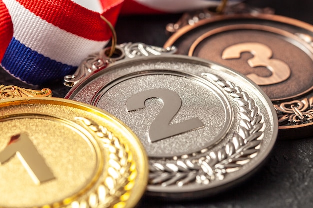 Foto medalha de ouro, prata e bronze com fitas. prêmio de primeiro, segundo e terceiro lugar na competição. prêmio ao campeão.