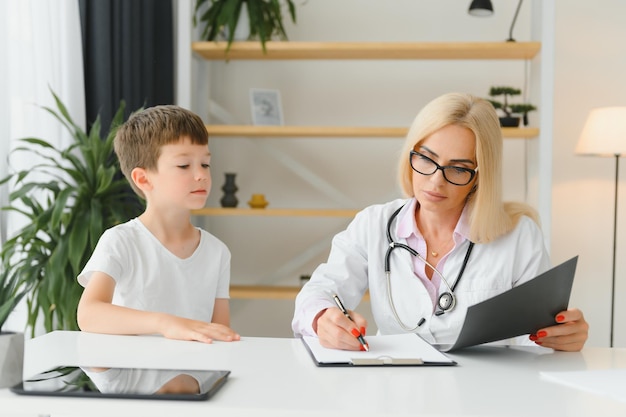 Médica de meia idade escrevendo prescrição