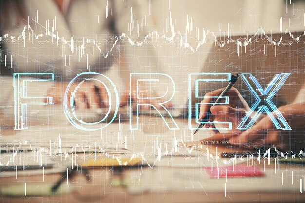 Mehrfachbelichtung von Frauenhänden, die am Computer tippen, und Forex-Chart-Hologramm-Zeichnung Börsenanalysekonzept