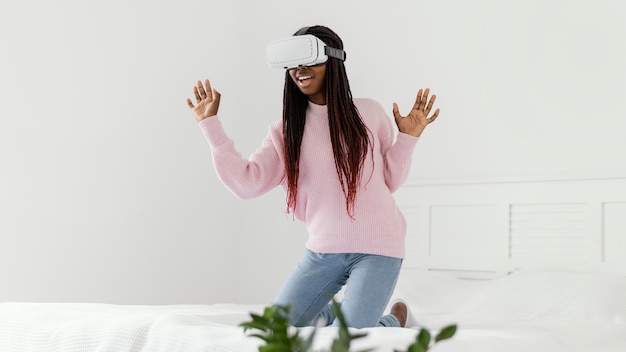 Menina jogando videogame com óculos vr