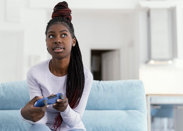 Menina segurando controle de tiro médio