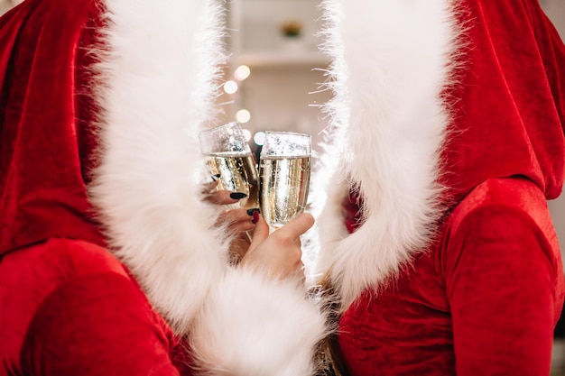 Meninas do Papai Noel Foto de estúdio de corpo inteiro de duas mulheres bonitas e sensuais no Papai Noel