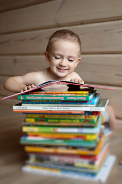 Menino lendo livros