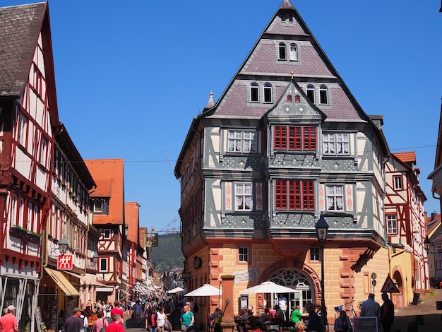 Foto menschen auf dem straßenmarkt inmitten von gebäuden gegen einen klaren blauen himmel