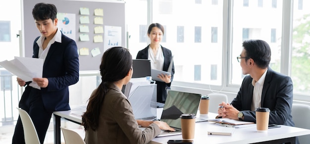 Foto menschen konzentrieren sich auf die arbeit im büro