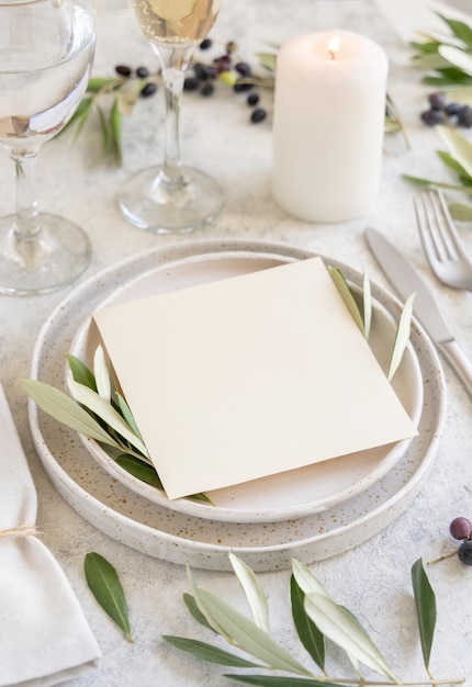 Mesa de casamento com cartão decorado com ramos de oliveira