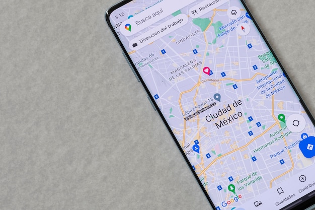 Foto mexiko cdmx 30. april 2022 handy mit geöffneter google maps app am standort mexiko-stadt