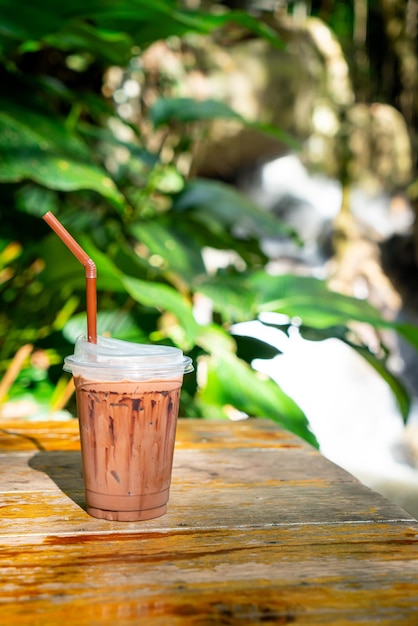 Milk-shake de chocolate gelado na mesa