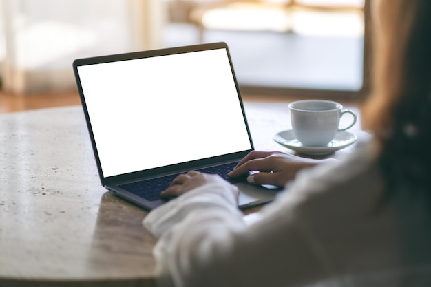 Mittelabschnitt einer Frau, die zu Hause einen Laptop benutzt