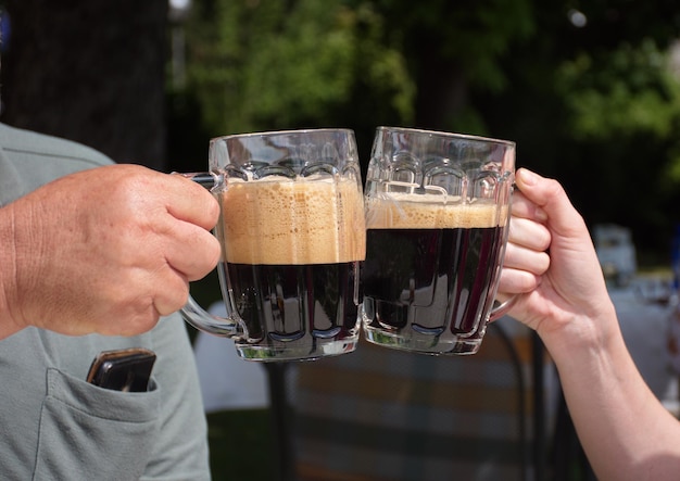 Foto mittelabschnitt von männern, die bier halten