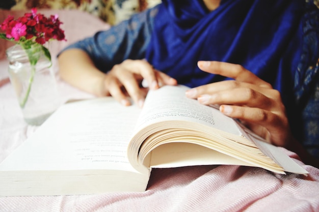 Foto mittlerer abschnitt einer frau, die ein buch liest