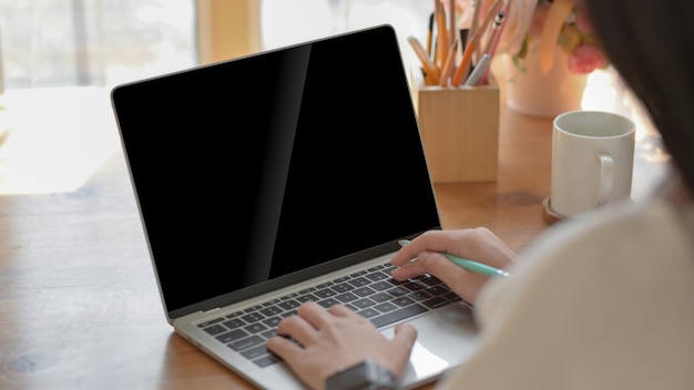 Foto mittlerer abschnitt eines mannes mit laptop auf dem tisch