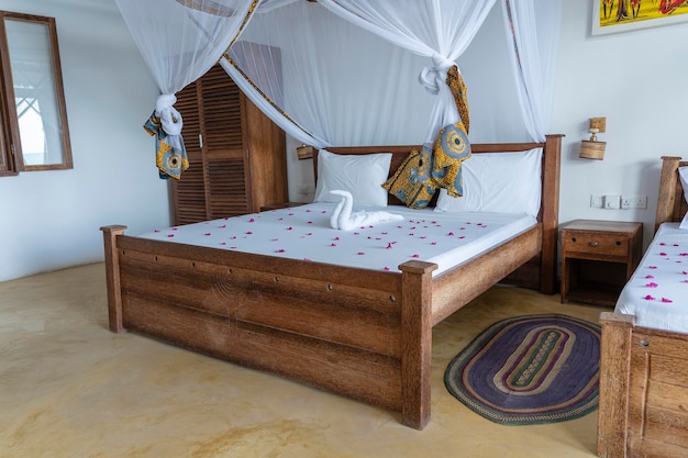 Mobiliário de decoração de design de interiores de show de luxo em casa quarto de casa de férias com cama de dossel Design de interiores da villa tropical no mar na ilha de Zanzibar Tanzânia África