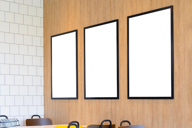 Foto mockup-bild von leeren plakaten auf weißen bildschirmen für werbung set von 3 leeren fotorahmen in einem café für ihr design