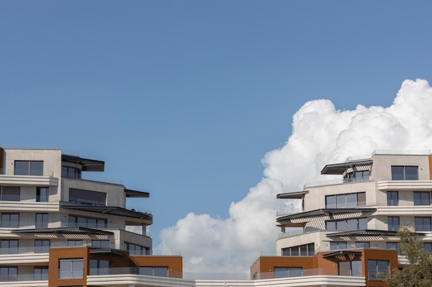 Moderne Architektur und bewölkter Himmel