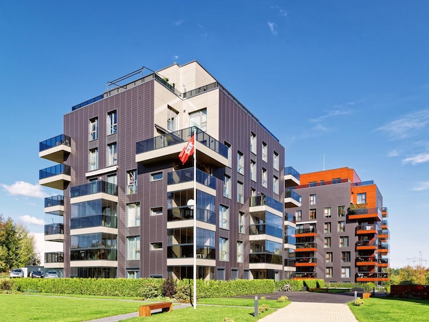 Moderner Architekturkomplex aus Wohngebäuden und Flagge. Und Außenanlagen.