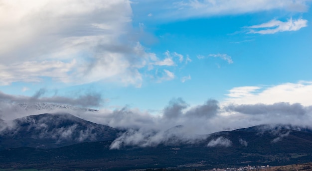 Montanhas cheias de árvores e nuvens