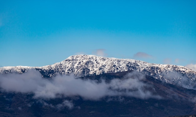 Montanhas cheias de árvores e nuvens