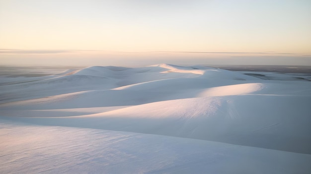 Foto montanhas cobertas de neve ao pôr-do-sol