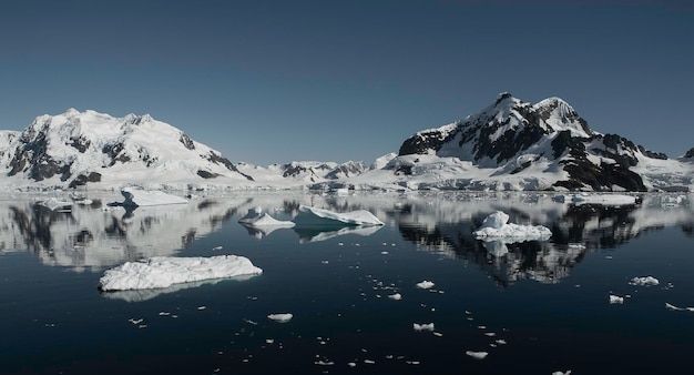 Montanhas da costa do estreito de Lemaire e icebergs Antártica