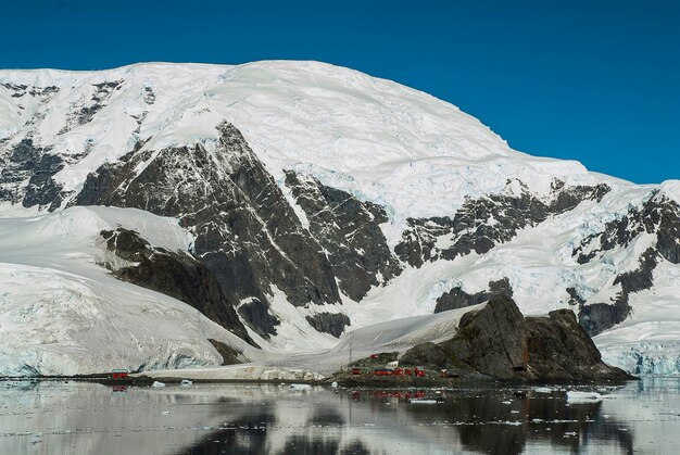 Montanhas da costa do estreito de Lemaire e icebergs Antártica