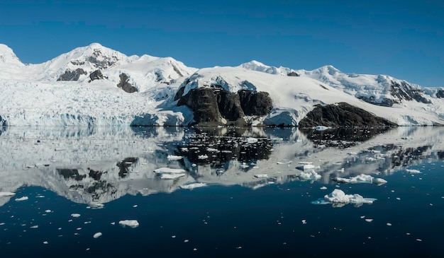 Montanhas da costa do estreito de Lemaire e icebergs Antártica