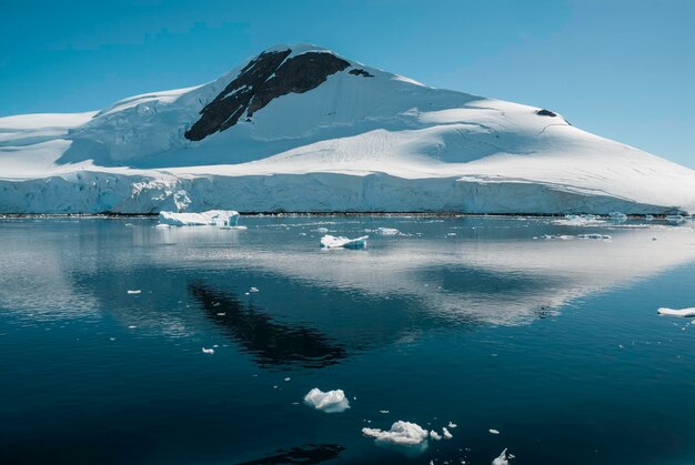 Montanhas da costa do estreito de Lemaire e icebergs Antártica