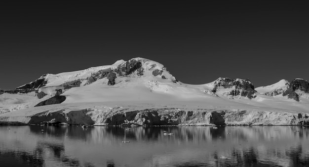 Montanhas nevadas em dia ensolarado Paraiso Bay Antártica