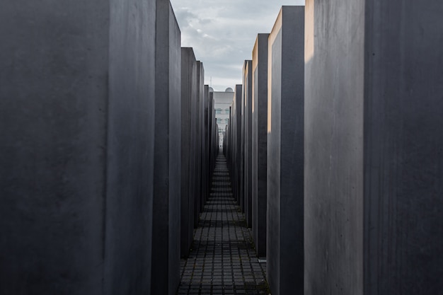 Monumento ao Holocausto dos Judeus em Berlim. Colunas de várias alturas.