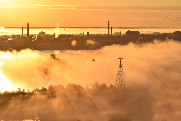 Morgendämmerung über der Seilbahn über den Fluss