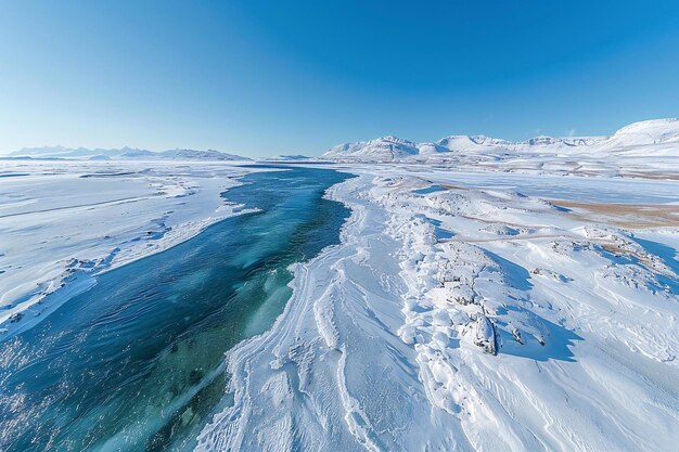 Foto mostrando foto panorâmica de vasta neve ártica e paisagem de gelo céu azul claro montanhas no dist