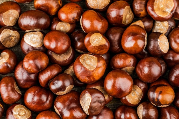 Muitas castanhas maduras para comer Imagem de fundo