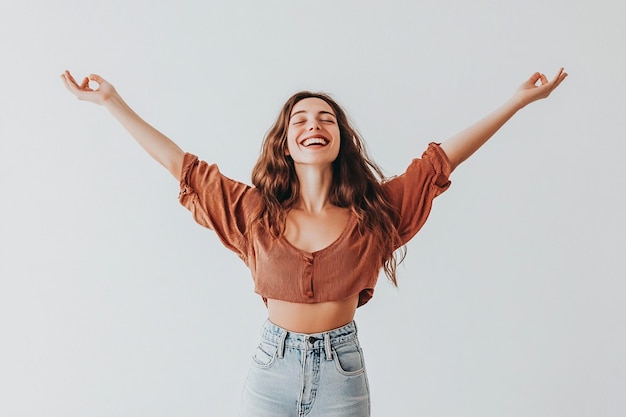 Foto mulher alegre estendendo os braços no ar