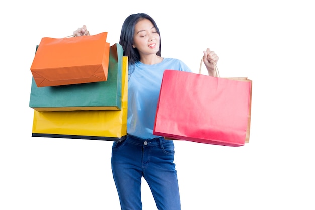 Mulher asiática carregando sacolas de compras isoladas sobre fundo branco