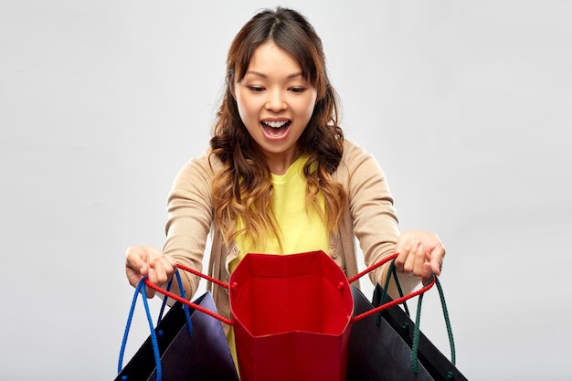 Foto mulher asiática feliz com sacos de compras abertos