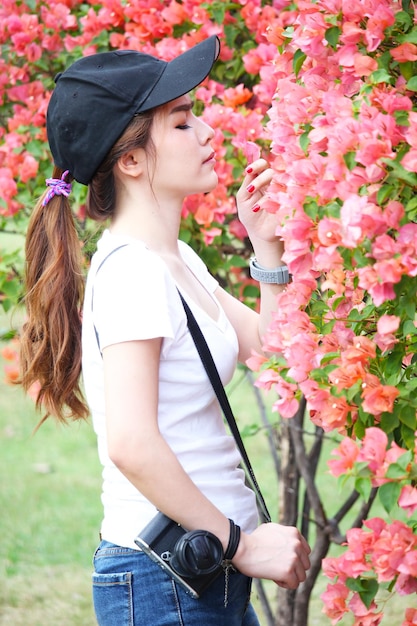 Foto mulher cheirando plantas com flores