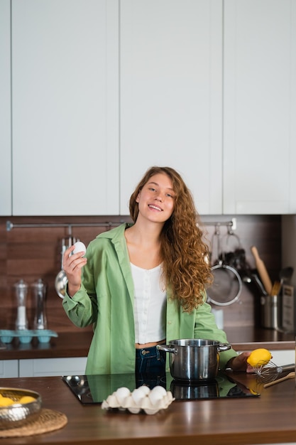 Mulher está preparando comida na cozinha batendo ovos Cozinhando em casa Prepare comida