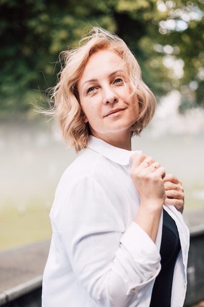 Foto mulher freelancer aproveitando o tempo livre