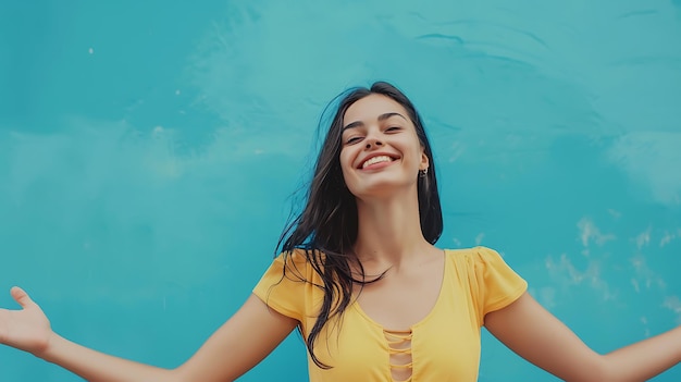 Foto mulher jovem alegre com um sorriso brilhante mostrando espaço de cópia em fundo azul