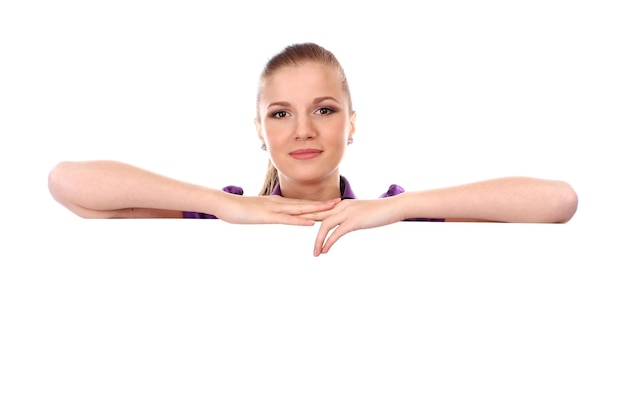 Mulher jovem e bonita com cartaz branco vazio