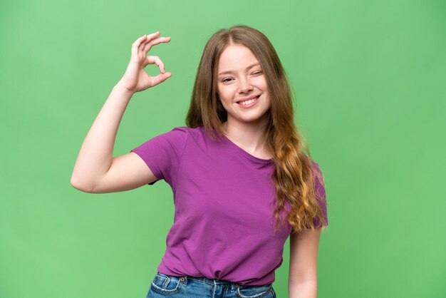 Foto mulher jovem e bonita sobre um fundo isolado mostrando o sinal ok com os dedos