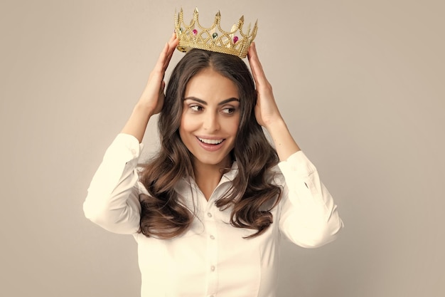 Foto mulher rainha retrato de menina ambiciosa com coroa sentindo confiança de princesa foto de estúdio isolada em fundo cinza