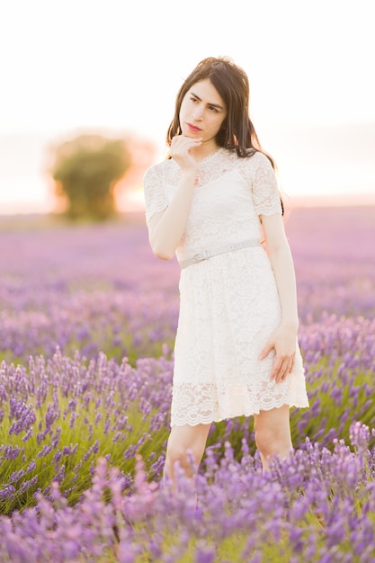 Mulher transgênero aprecia os acampamentos de lavanda de brihuega guadalajara estilo de vida auttunmal cores