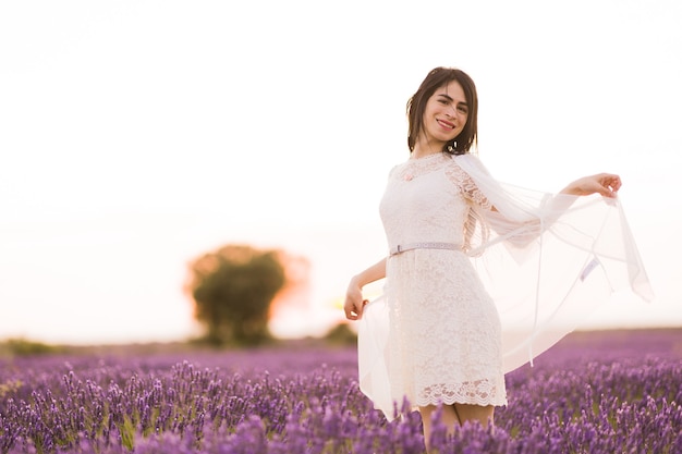 Mulher transgênero aprecia os acampamentos de lavanda de brihuega guadalajara estilo de vida auttunmal cores