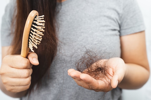 Mulheres com queda de cabelo