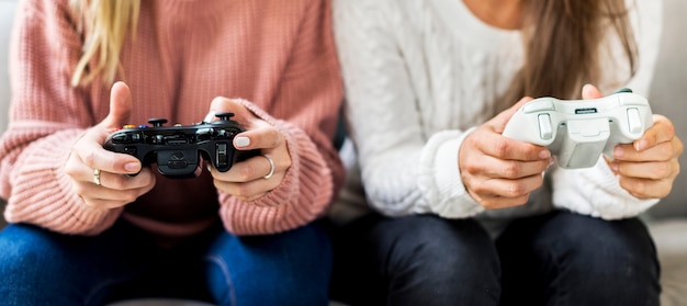 Mulheres jogando videogame juntas