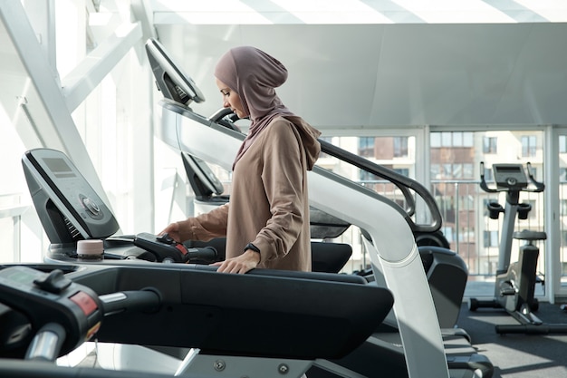 Muslimische Frau im Fitnessstudio