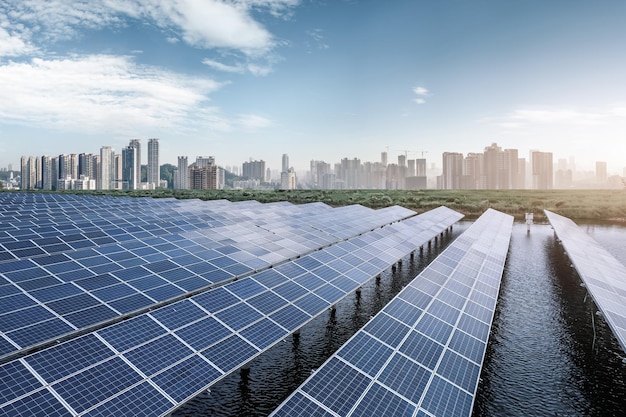 Nachhaltige Energie mit Solarpanelen durch städtische Skyline