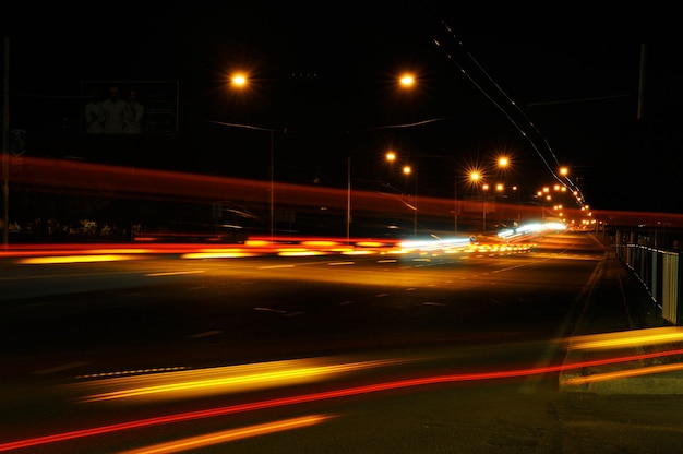 Nachtstraße in der Stadt mit dem Auto die Lichtspuren